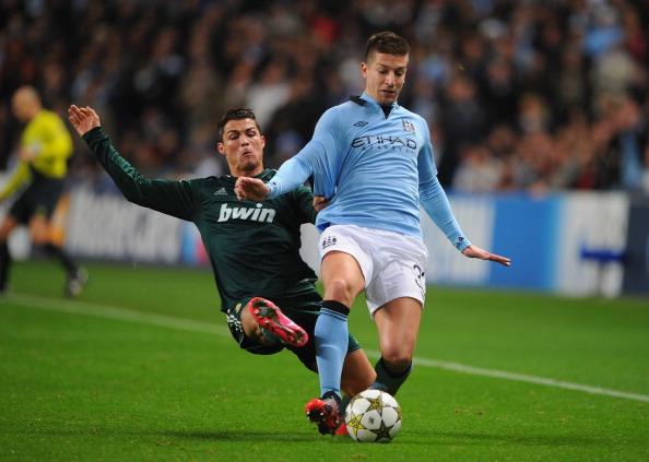 F1阿布扎比终极对决前瞻：诺里斯杆位稍占优，维斯塔潘正赛握主动（F1阿布扎比收官战前瞻：诺里斯杆位占先机，维斯塔潘正赛掌控主动权）