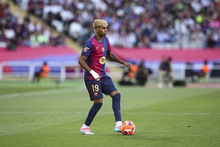 荷兰vs立陶宛：范戴克、德利赫特、哈维-西蒙斯首发（荷兰对阵立陶宛：范迪克、德里赫特、哈维-西蒙斯领衔首发）