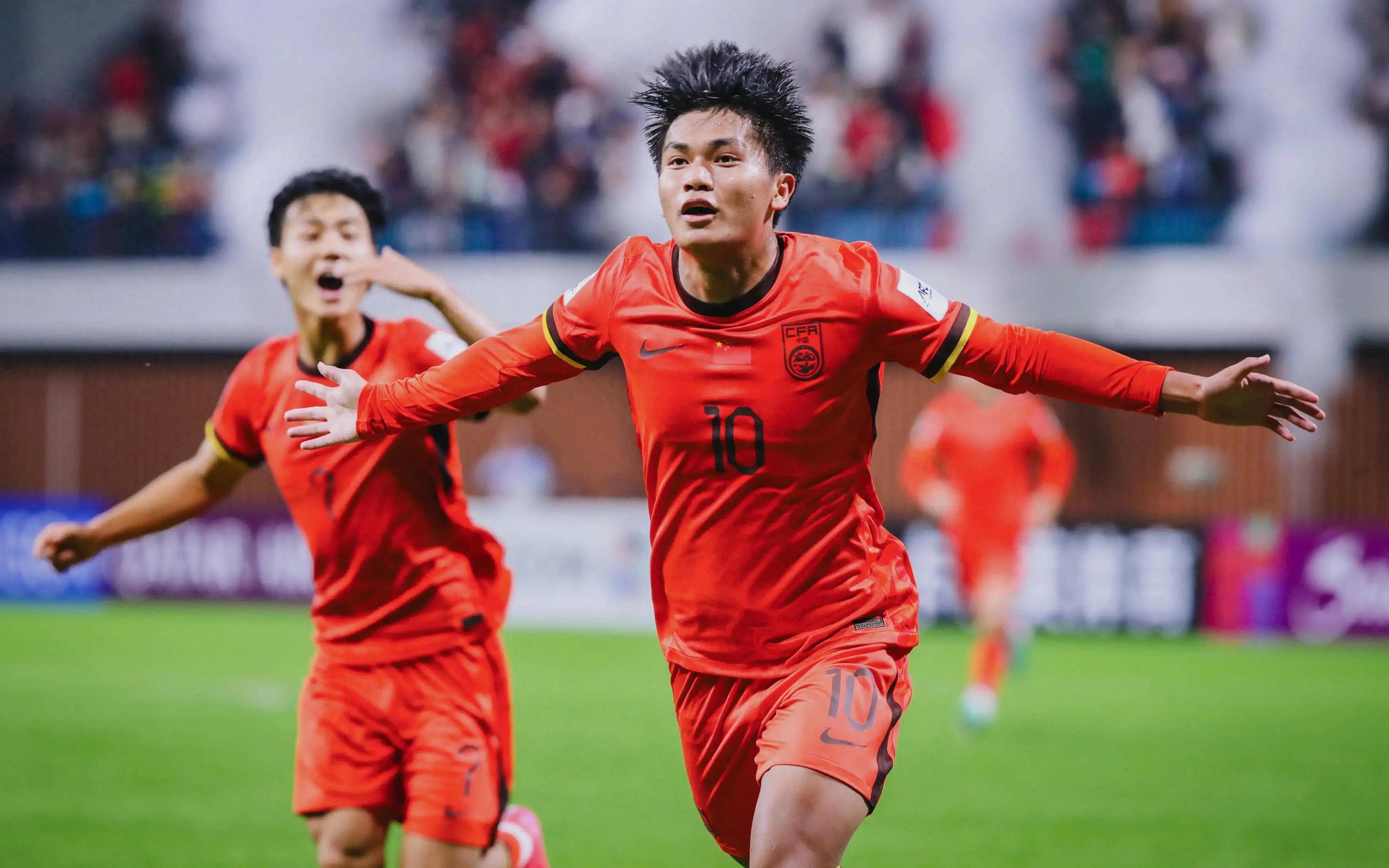 半场：热那亚1-1佛罗伦萨，厄斯蒂高破门，古德蒙德松点射（半场战平：热那亚1-1佛罗伦萨，厄斯蒂高建功，古德蒙德松点球命中）