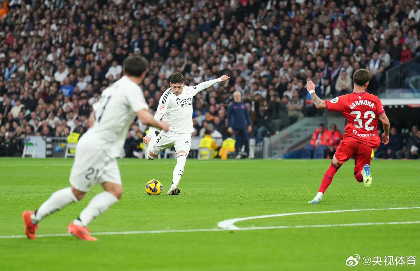 吉拉西多特生涯欧冠已打入15球，队史仅次于罗伊斯和莱万（吉拉西多特欧冠进球达15球，队史仅次罗伊斯与莱万）