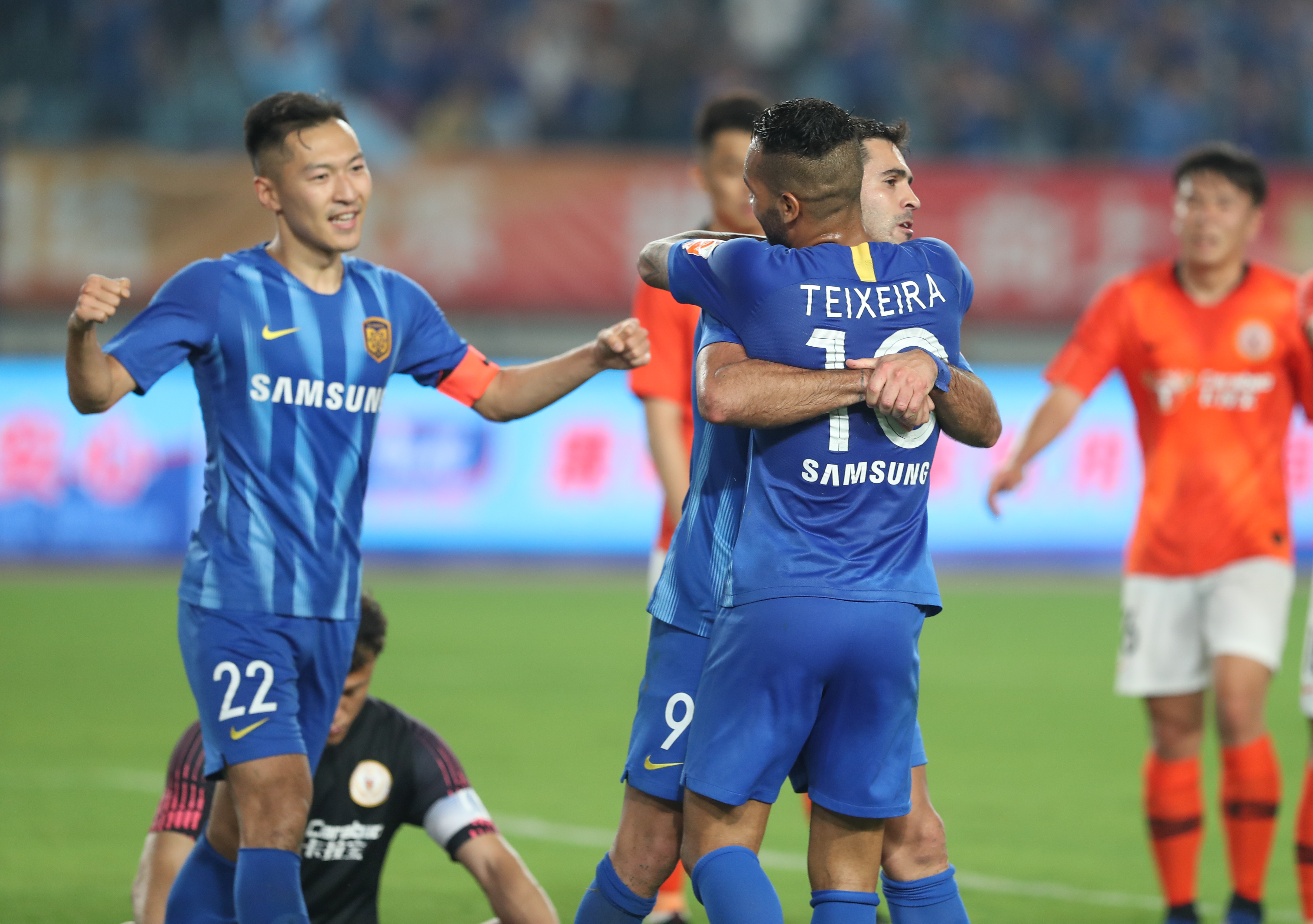 阿斯：皇马在伯纳乌45号门开设美食街区，汇聚超20家美食商户（阿斯：皇马在伯纳乌45号门打造美食街，集结20余家餐饮品牌）