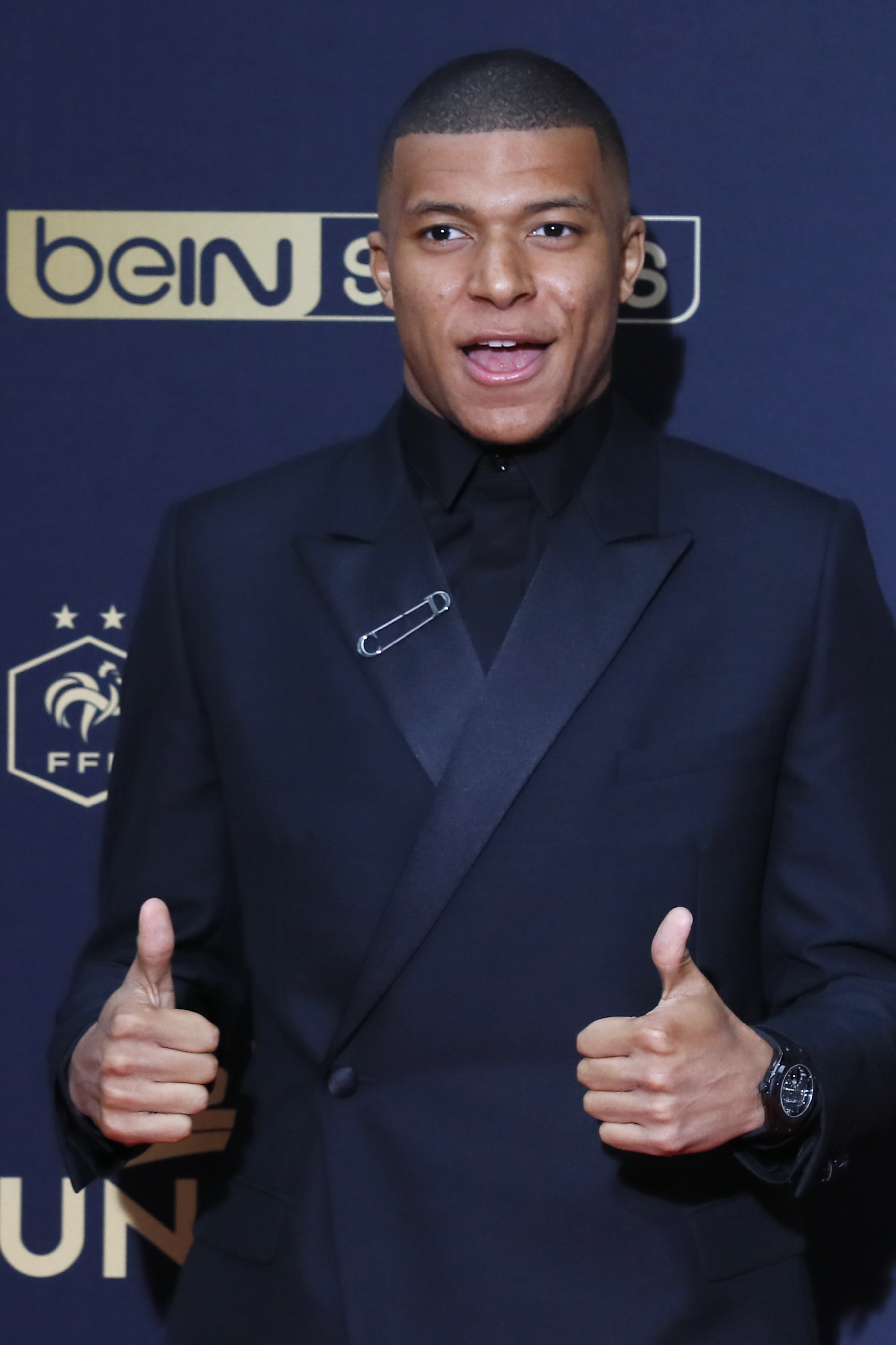 马卡：老佛爷不会让维尼修斯离队 不出意外很快宣布续约（马卡报：弗洛伦蒂诺不会放走维尼修斯，续约或将很快官宣）